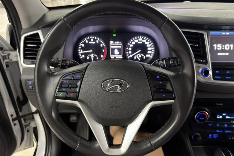 Used Hyundai Tucson 2015 1.6T Dual-Clutch Two-Wheel-Drive Smart Model Interior 3