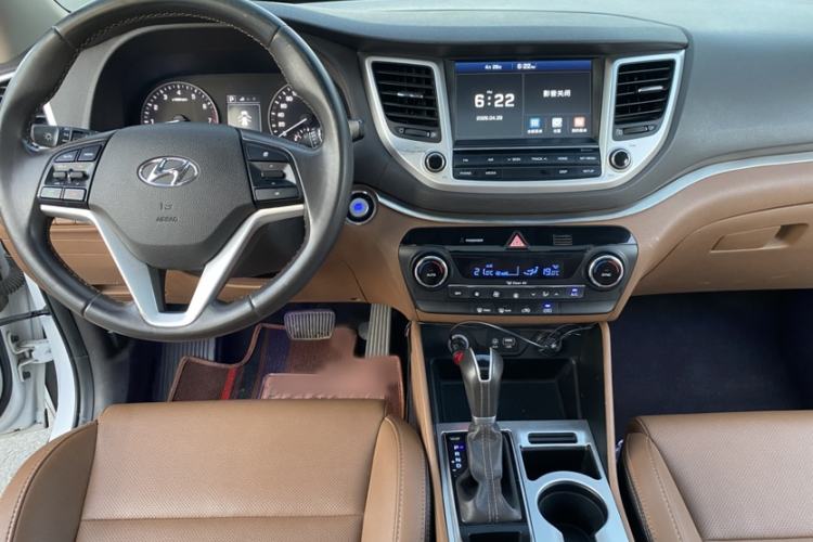 Used Hyundai Tucson 2015 1.6T Dual-Clutch Two-Wheel-Drive Smart Model Interior 4