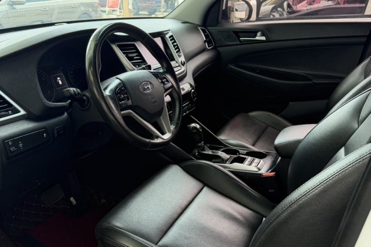 Used Hyundai Tucson 2015 1.6T Dual-Clutch Two-Wheel-Drive Smart Model Interior 4