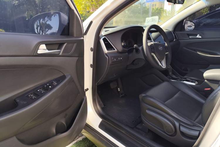 Used Hyundai Tucson 2015 2.0L Automatic Two-Wheel Drive Smart Version Interior 4