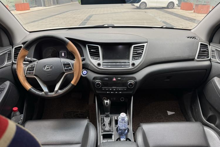 Used Hyundai Tucson 2015 1.6T Dual-Clutch Two-Wheel-Drive Smart Model Interior 4