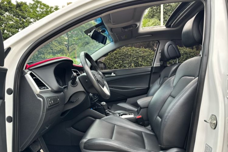 Used Hyundai Tucson 2015 1.6T Dual-Clutch Two-Wheel-Drive Smart Model Interior 4