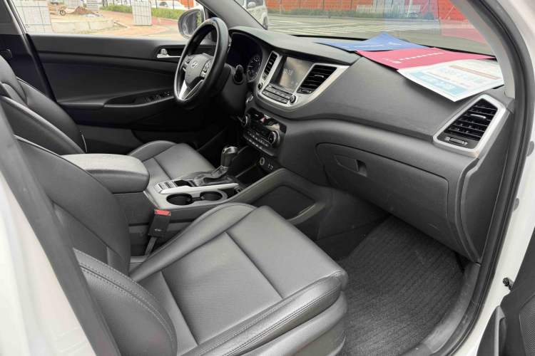 Used Hyundai Tucson 2015 1.6T Dual-Clutch Two-Wheel-Drive Smart Model Interior 5