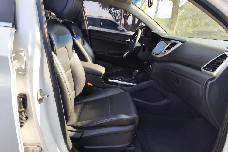 Used Hyundai Tucson 2015 2.0L Automatic Two-Wheel Drive Smart Version Interior 5