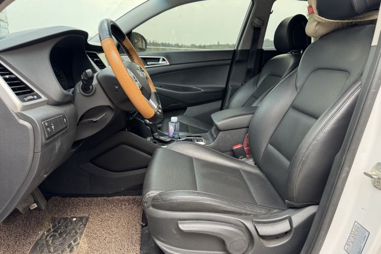 Used Hyundai Tucson 2015 1.6T Dual-Clutch Two-Wheel-Drive Smart Model Interior 5