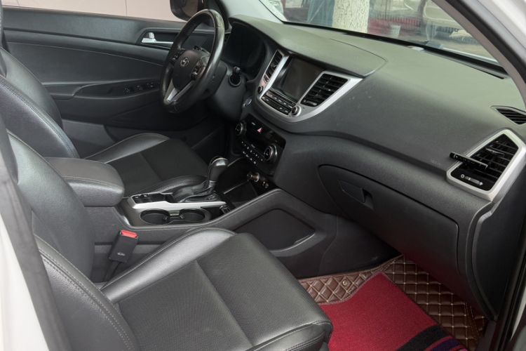 Used Hyundai Tucson 2015 1.6T Dual-Clutch Two-Wheel-Drive Smart Model Interior 6