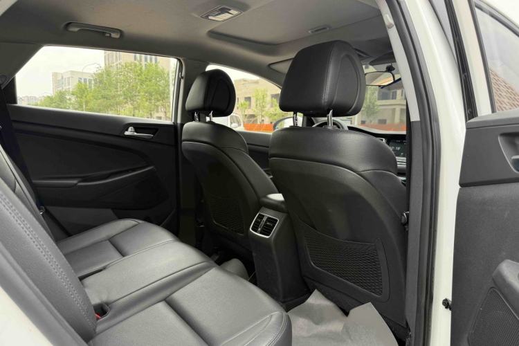 Used Hyundai Tucson 2015 1.6T Dual-Clutch Two-Wheel-Drive Smart Model Interior 6