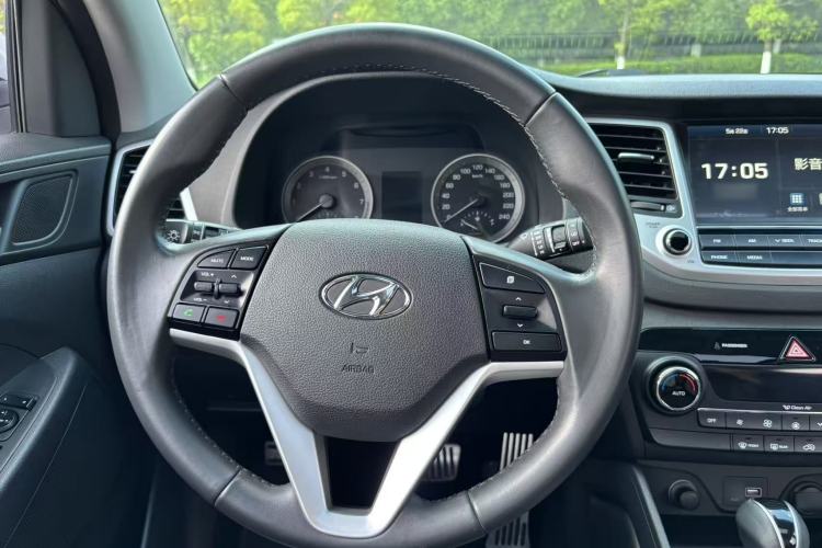 Used Hyundai Tucson 2015 1.6T Dual-Clutch Two-Wheel-Drive Smart Model Interior 6