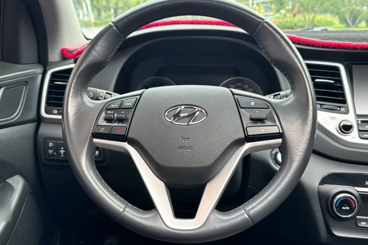 Used Hyundai Tucson 2015 1.6T Dual-Clutch Two-Wheel-Drive Smart Model Interior 6