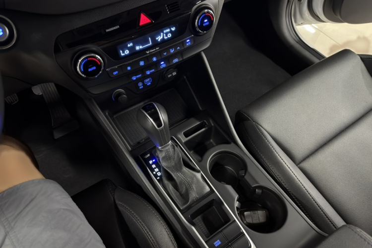Used Hyundai Tucson 2015 1.6T Dual-Clutch Two-Wheel-Drive Smart Model Interior 6