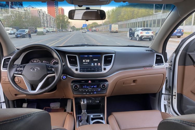 Used Hyundai Tucson 2015 1.6T Dual-Clutch Two-Wheel-Drive Smart Model Interior 7