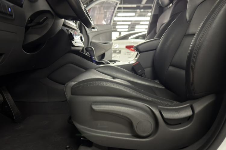 Used Hyundai Tucson 2015 1.6T Dual-Clutch Two-Wheel-Drive Smart Model Interior 7
