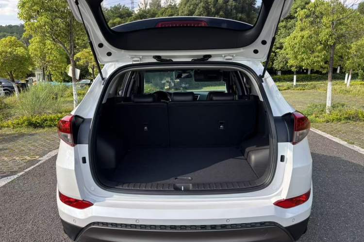 Used Hyundai Tucson 2015 1.6T Dual-Clutch Two-Wheel-Drive Smart Model Interior 8