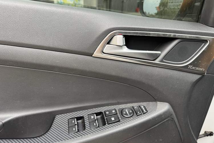 Used Hyundai Tucson 2015 1.6T Dual-Clutch Two-Wheel-Drive Smart Model Interior 8