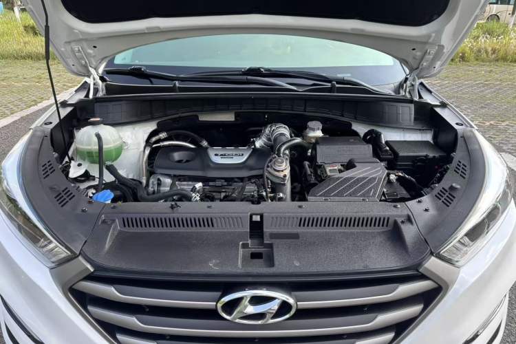 Used Hyundai Tucson 2015 1.6T Dual-Clutch Two-Wheel-Drive Smart Model Interior 9