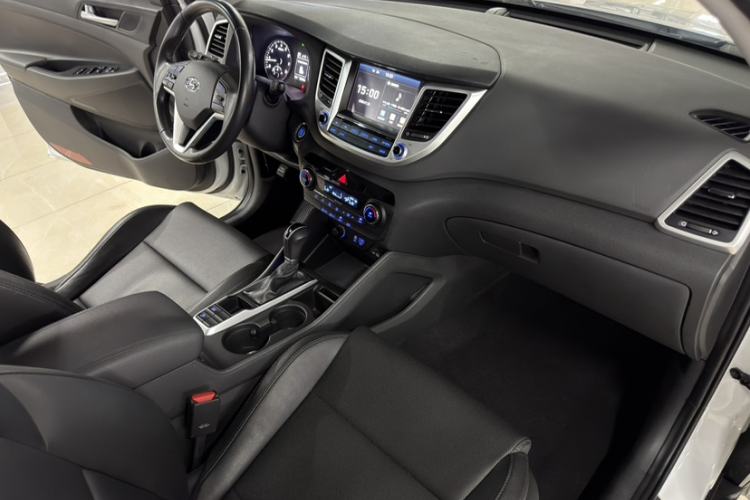 Used Hyundai Tucson 2015 1.6T Dual-Clutch Two-Wheel-Drive Smart Model Interior 9