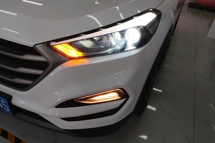 Used Hyundai Tucson 2015 1.6T Dual-Clutch Two-Wheel-Drive Smart Model Left Front Headlight