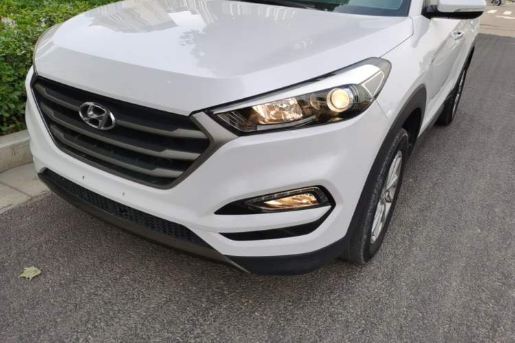 Used Hyundai Tucson 2015 1.6T Dual-Clutch Two-Wheel-Drive Smart Model Left Front Headlight