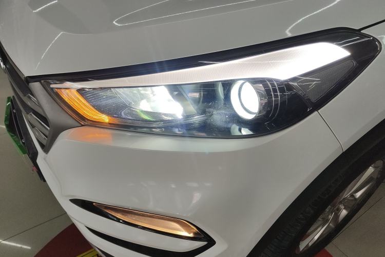 Used Hyundai Tucson 2015 1.6T Dual-Clutch Two-Wheel-Drive Smart Model Left Front Headlight