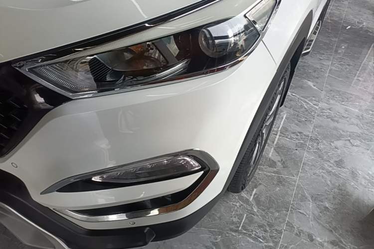 Used Hyundai Tucson 2015 1.6T Dual-Clutch Two-Wheel-Drive Leading Model Left Front Headlight