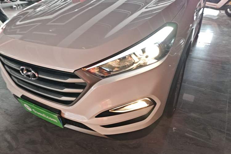 Used Hyundai Tucson 2015 1.6T Dual-Clutch Two-Wheel-Drive Smart Model Left Front Headlight