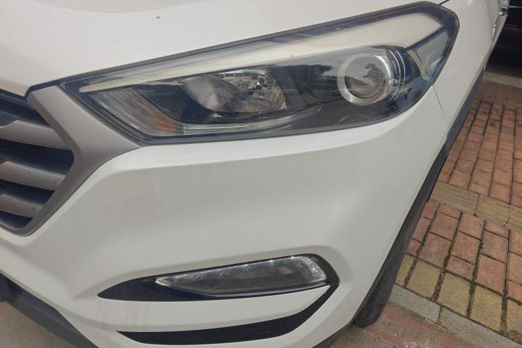 Used Hyundai Tucson 2015 1.6T Dual-Clutch Two-Wheel-Drive Smart Model Left Front Headlight
