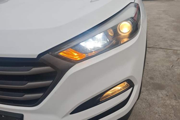 Used Hyundai Tucson 2015 2.0L Automatic Two-Wheel Drive Smart Version Left Front Headlight
