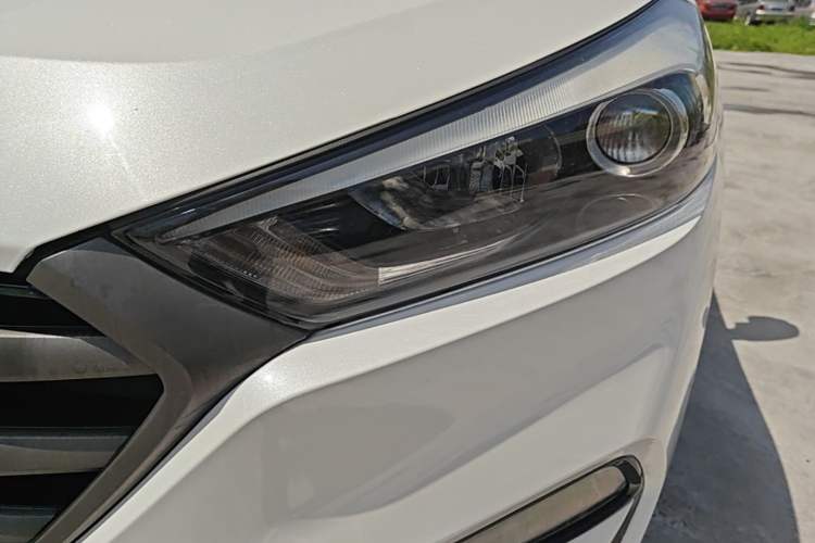 Used Hyundai Tucson 2015 1.6T Dual-Clutch Two-Wheel-Drive Smart Model Left Front Headlight