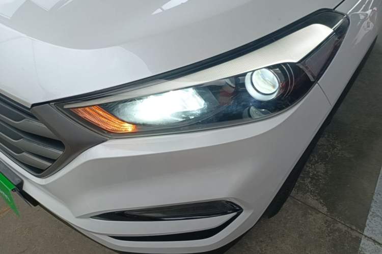 Used Hyundai Tucson 2015 1.6T Dual-Clutch Two-Wheel-Drive Smart Model Left Front Headlight