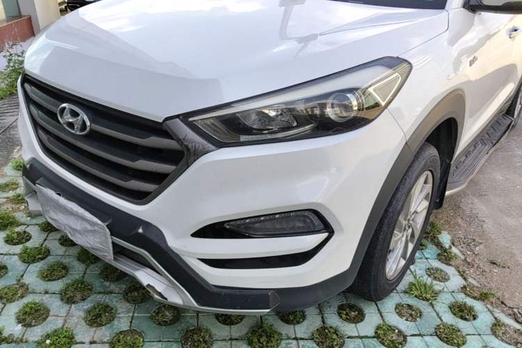 Used Hyundai Tucson 2015 1.6T Dual-Clutch Two-Wheel-Drive Smart Model Left Front Headlight