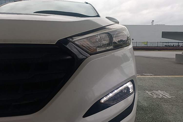 Used Hyundai Tucson 2015 1.6T Dual-Clutch Two-Wheel-Drive Smart Model Left Front Headlight