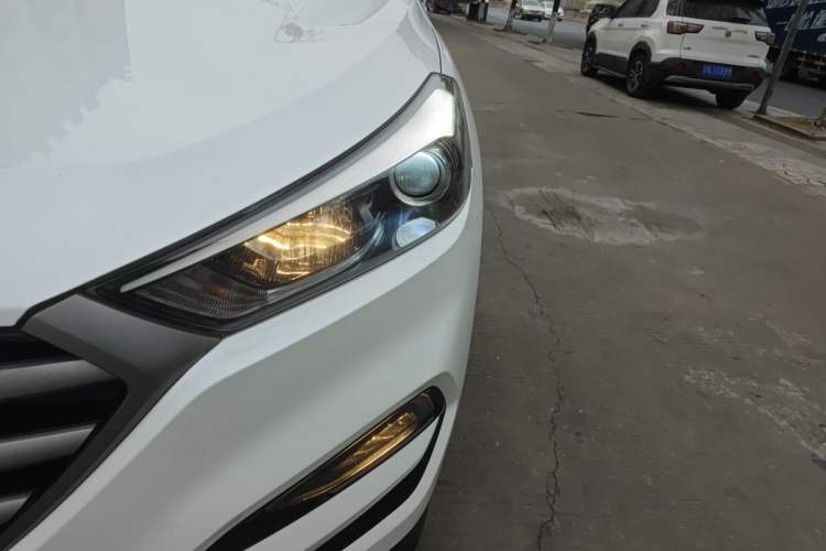 Used Hyundai Tucson 2015 1.6T Dual-Clutch Two-Wheel-Drive Smart Model Left Front Headlight