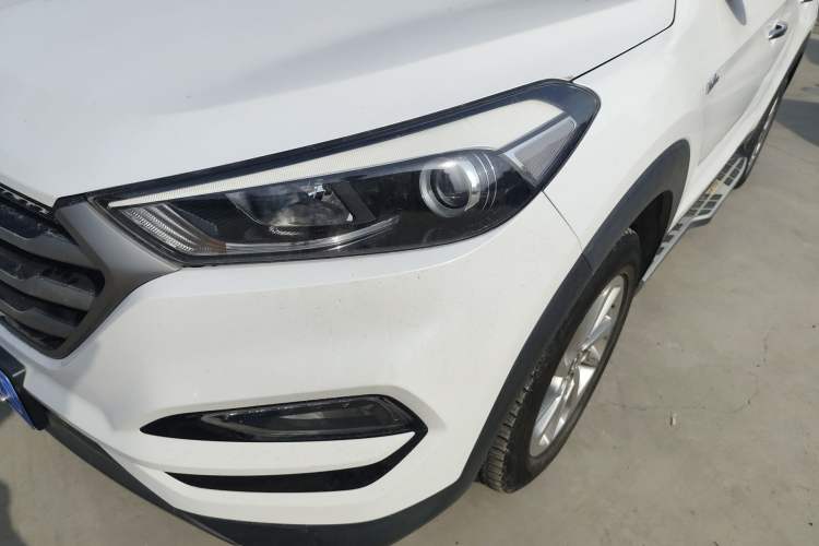 Used Hyundai Tucson 2015 1.6T Dual-Clutch Two-Wheel-Drive Smart Model Left Front Headlight