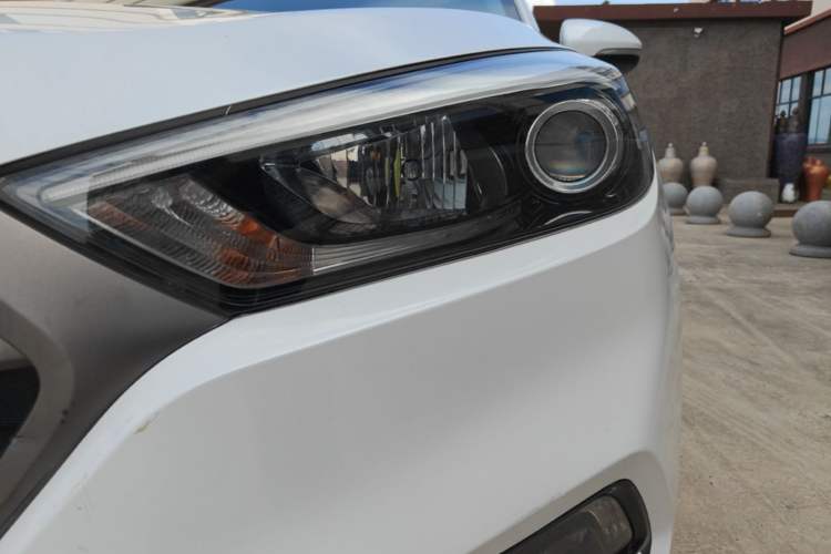 Used Hyundai Tucson 2015 1.6T Dual-Clutch Two-Wheel-Drive Smart Model Left Front Headlight