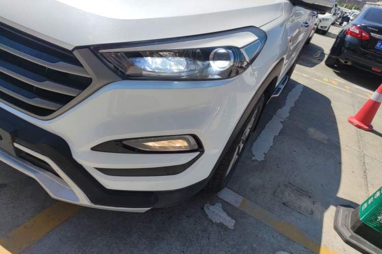 Used Hyundai Tucson 2015 1.6T Dual-Clutch Two-Wheel-Drive Smart Model Left Front Headlight