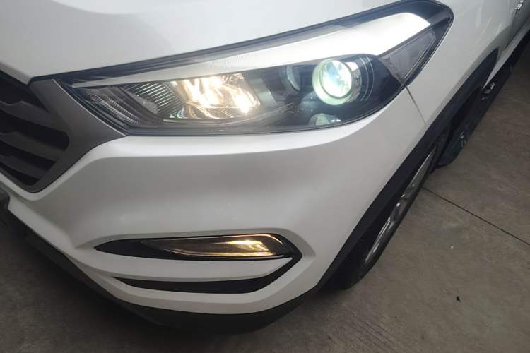 Used Hyundai Tucson 2015 1.6T Dual-Clutch Two-Wheel-Drive Smart Model Left Front Headlight