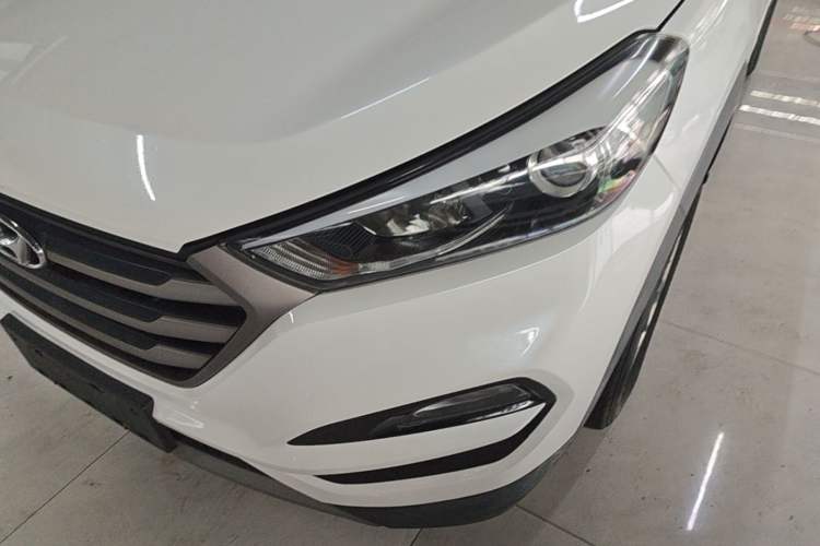 Used Hyundai Tucson 2015 2.0L Automatic Two-Wheel Drive Smart Version Left Front Headlight