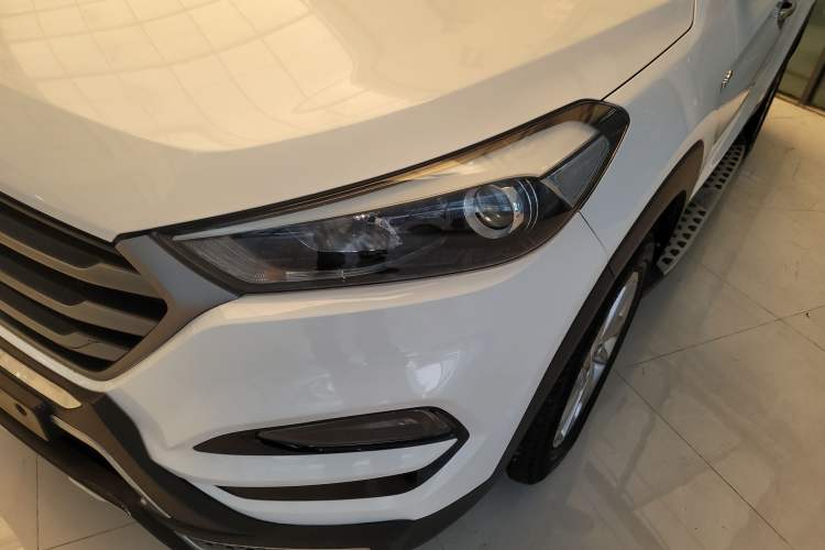 Used Hyundai Tucson 2015 1.6T Dual-Clutch Two-Wheel-Drive Smart Model Left Front Headlight
