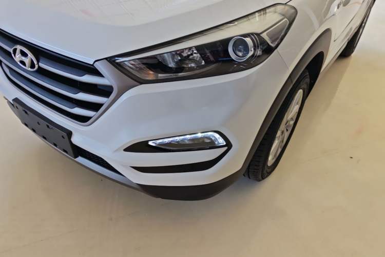 Used Hyundai Tucson 2015 1.6T Dual-Clutch Two-Wheel-Drive Smart Model Left Front Headlight