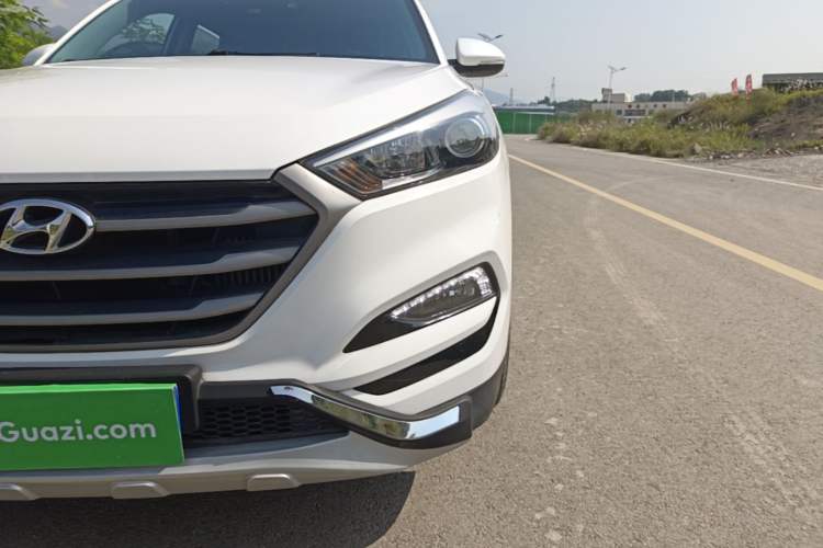 Used Hyundai Tucson 2015 1.6T Dual-Clutch Two-Wheel-Drive Smart Model Left Front Headlight