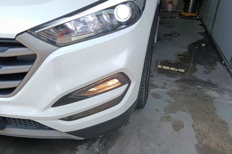 Used Hyundai Tucson 2015 1.6T Dual-Clutch Two-Wheel-Drive Smart Model Left Front Headlight