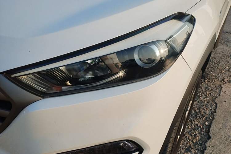 Used Hyundai Tucson 2015 1.6T Dual-Clutch Two-Wheel-Drive Smart Model Left Front Headlight