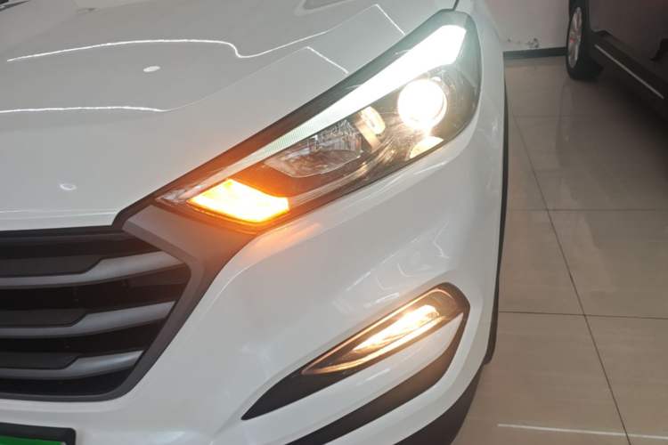 Used Hyundai Tucson 2015 1.6T Dual-Clutch Two-Wheel-Drive Leading Model Left Front Headlight