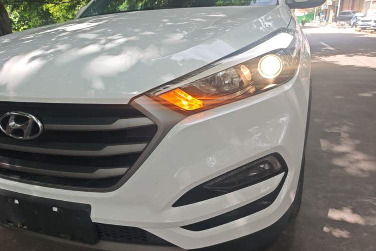 Used Hyundai Tucson 2015 1.6T Dual-Clutch Two-Wheel-Drive Smart Model Left Front Headlight