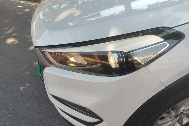 Used Hyundai Tucson 2015 1.6T Dual-Clutch Two-Wheel-Drive Smart Model Left Front Headlight