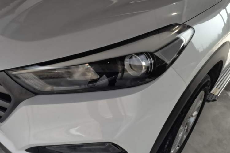 Used Hyundai Tucson 2015 1.6T Dual-Clutch Two-Wheel-Drive Smart Model Left Front Headlight