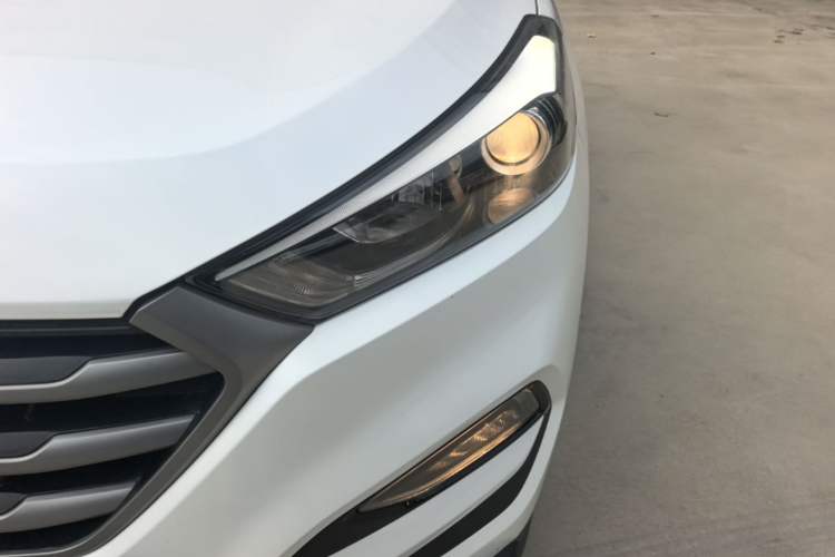 Used Hyundai Tucson 2015 1.6T Dual-Clutch Two-Wheel-Drive Smart Model Left Front Headlight