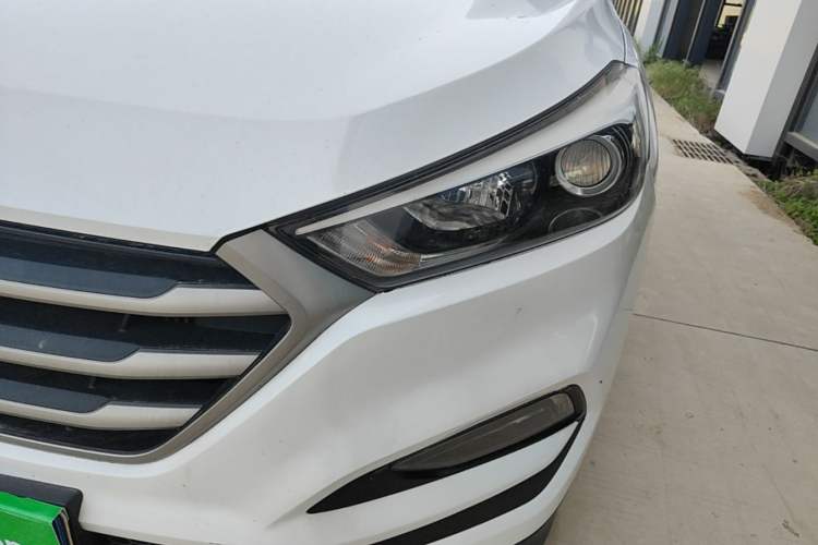 Used Hyundai Tucson 2015 1.6T Dual-Clutch Two-Wheel-Drive Smart Model Left Front Headlight
