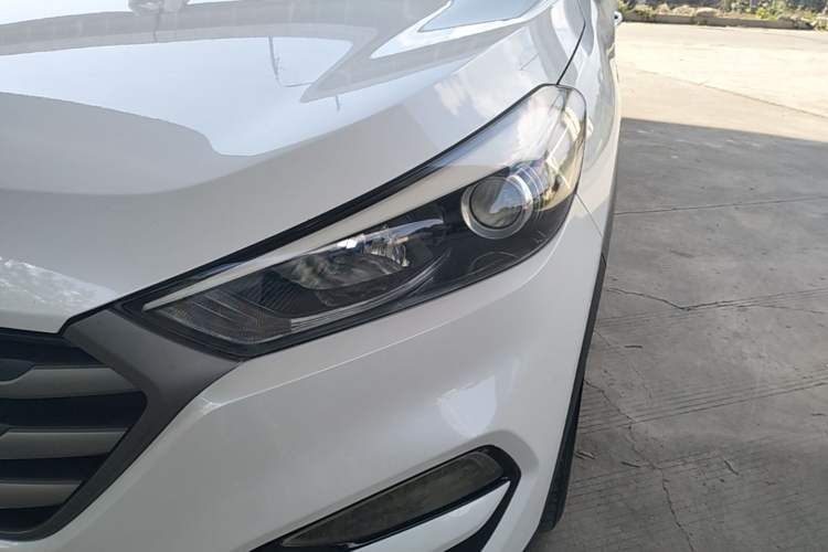 Used Hyundai Tucson 2015 1.6T Dual-Clutch Two-Wheel-Drive Smart Model Left Front Headlight