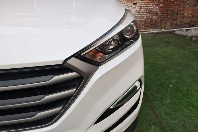 Used Hyundai Tucson 2015 1.6T Dual-Clutch Two-Wheel-Drive Smart Model Left Front Headlight